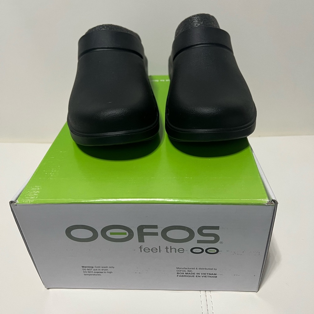 Oofos Clogs NWT